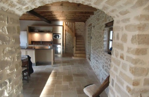 Saint-Mathieu-de-Treviers Villa | Antigua casa de labranza reformada en el antiguo pueblo con jardín y piscina privada