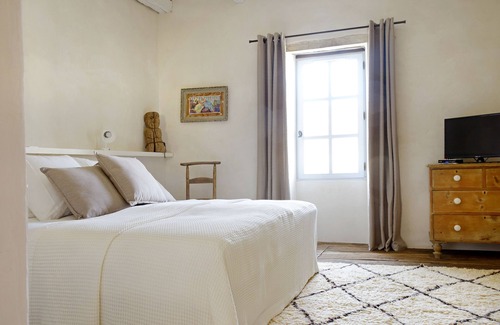 Montcuq Casa | Casa fortificada, habitaciones, calma y vista en el Quercy Blanc