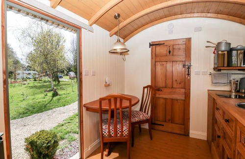 Chard Casa | Forton House Shepherd's Hut 1