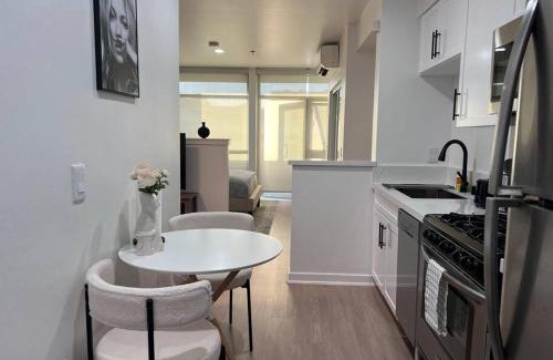 Downtown Apartamento | Fortuna-Seaside Retreat in Santa Monica, steps to the beach, free parking