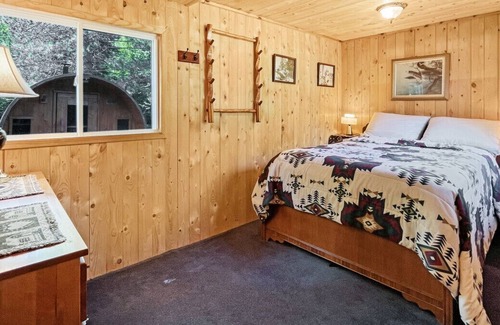 Carlow/Mayo Cabina | Fosters Lake Rustic Cabin w Volleyball Court