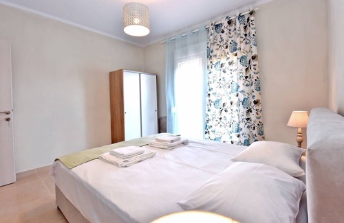 Paralia Dionysiou Apartamento | Fotinia Beach House Ground Floor by RentalsPro