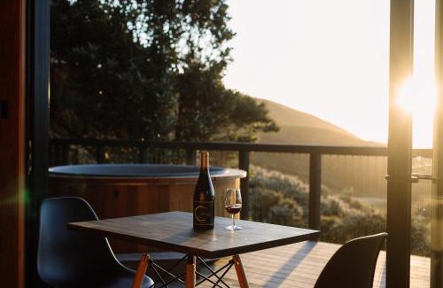 Raglan Apartamento | Foudre Suite with Hot Tub at Barrelled Wines Raglan