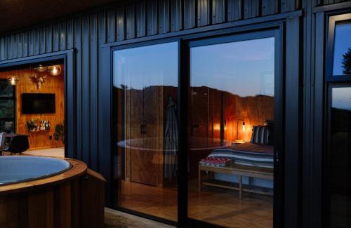Raglan Apartamento | Foudre Suite with Hot Tub at Barrelled Wines Raglan