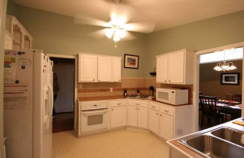 Crestline Heights Casa | Found on Quiet Cul-de-sac, 10 mins from the airport & downtown