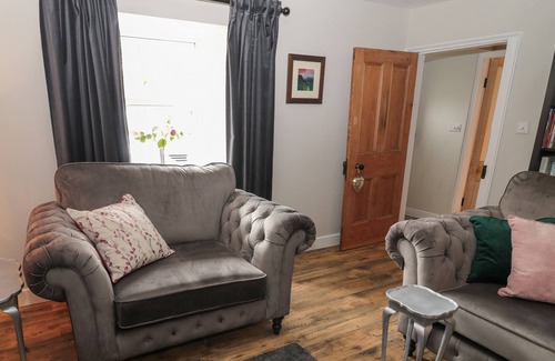 Tweedmouth Casa | FOUNDRY HOUSE, pet friendly, with hot tub in Berwick-Upon-Tweed