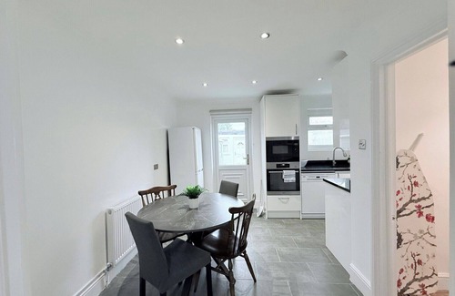 Heath Casa | Fountain House-Sleeps 5-Central Dagenham-Parking