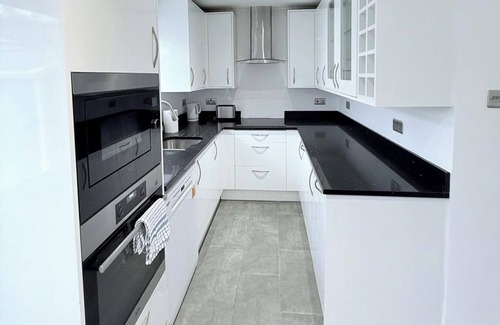 Heath Casa | Fountain House-Sleeps 5-Central Dagenham-Parking