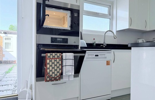 Heath Casa | Fountain House-Sleeps 5-Central Dagenham-Parking