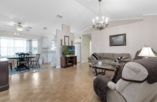 Warm Mineral Springs Casa | "Fountain of Youth" 2 bedroom 3 bath, bikes, BBQ