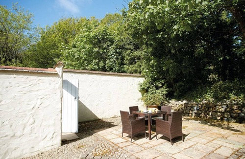 Helston Casa | Cuatro millas y media al sur de Helston, esta encantadora casa está situada en una finca tranquila.