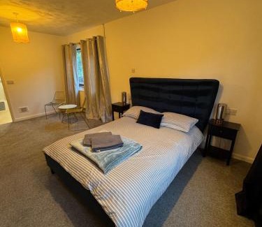 Moorhouse Casa | Four BDR House By Eason Stays Short Lets & Serviced Accommodation Rugby With Free Parking