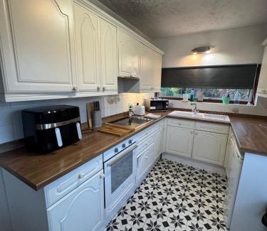 Moorhouse Casa | Four BDR House By Eason Stays Short Lets & Serviced Accommodation Rugby With Free Parking