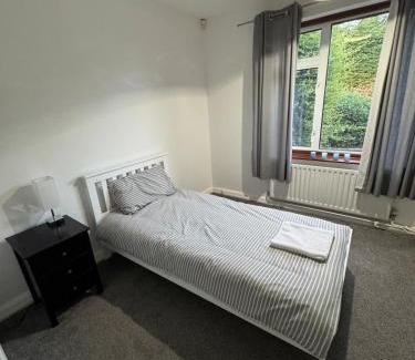 Moorhouse Casa | Four BDR House By Eason Stays Short Lets & Serviced Accommodation Rugby With Free Parking