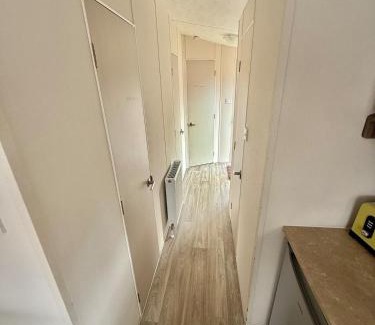Glasgow Apartamento | Four-bed Delta Caravan, Uddingston, Glasgow Located in Uddingston, Glasgow at Maryville Caravan Site