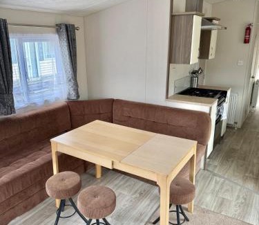 Glasgow Apartamento | Four-bed Delta Caravan, Uddingston, Glasgow Located in Uddingston, Glasgow at Maryville Caravan Site