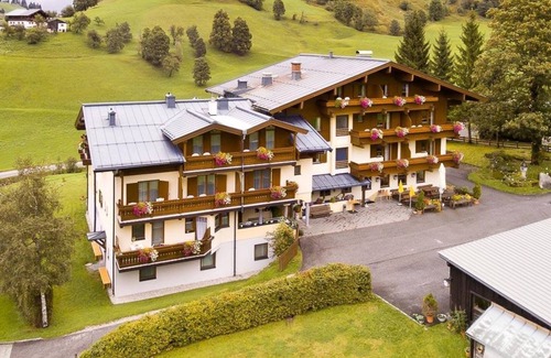 Maria Alm am Steinernen Meer Casa | Four-bed room, shower, WC, garden side - Hotel Sportalm Hintermoos