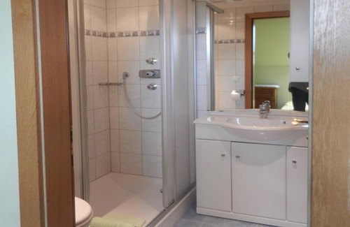 Edlbach Otro | Habitación Cuádruple con ducha, aseo - Gasthof-Pension Moosgierler