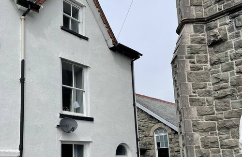 Bala Casa | Four bedded grade two listed 1800's house on chapel grounds
