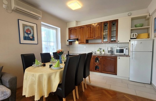 Sveti Anton Apartamento | Apartamento de cuatro habitaciones con una terraza Sveti Anton, Krk (A-20344-a)