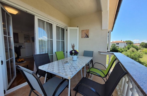 Sveti Anton Apartamento | Apartamento de cuatro habitaciones con una terraza Sveti Anton, Krk (A-20344-a)