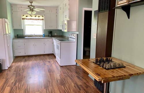 Hot Springs Cabina | Four bedroom cabin, private lake, pet friendly