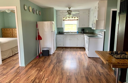 Hot Springs Cabina | Four bedroom cabin, private lake, pet friendly