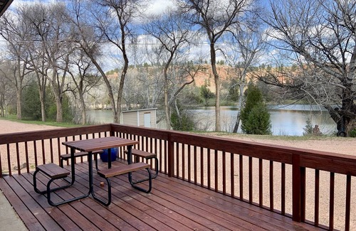 Hot Springs Cabina | Four bedroom cabin, private lake, pet friendly