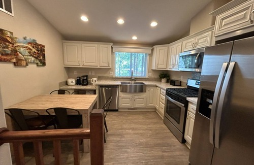 South Lake Tahoe Casa | Four Bedroom Home in the Heart of South Lake Tahoe near Ski Resort and Stateline