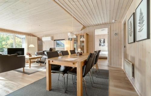 Fjellerup Casa | Four-Bedroom Holiday Home In Glesborg