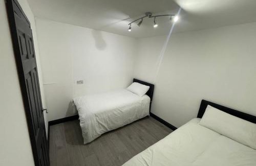 Smethwick Casa | Four Bedrooms and Two Bathrooms up to Nine People