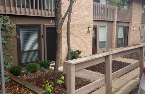 Lisle Casa | Four Lakes community charming 2 bed. townhome w fireplace in lovely Lisle, IL