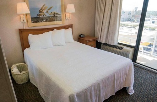 Virginia Beach Complejo | Four Sails Resort - Oceanfront by the Neptune Statue