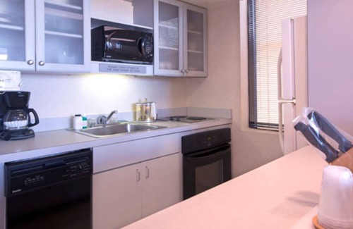 Virginia Beach Complejo | Four Sails Resort - Oceanfront by the Neptune Statue