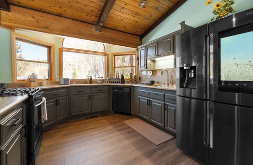 Upper Moonridge Cabina | Four Season Escape – Cozy Big Bear Cabin with Pool, Jacuzzi & Sauna