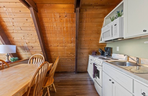 June Lake Cabina | Four Seasons Cabin 4