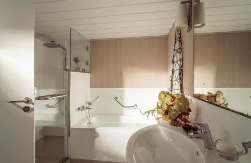 Koror Alquiler De Eote | Four Seasons Explorer Palau - Cruising Resort