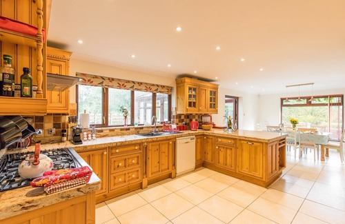 Norwich Cabaña | Four Seasons | Luxury Riverside Home with Hot Tub