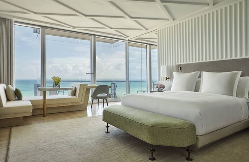 Surfside Hotel | Four Seasons Hotel at The Surf Club