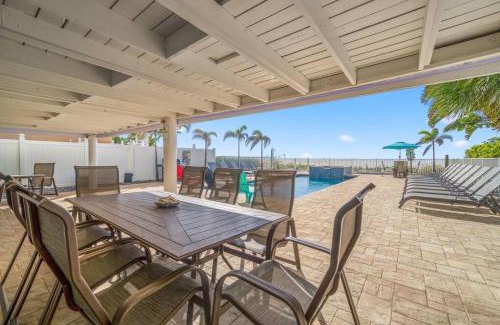 Indian Shores Casa | Four Shores Unit 1 Beach Condo Direct Gulf with Pool & Spa