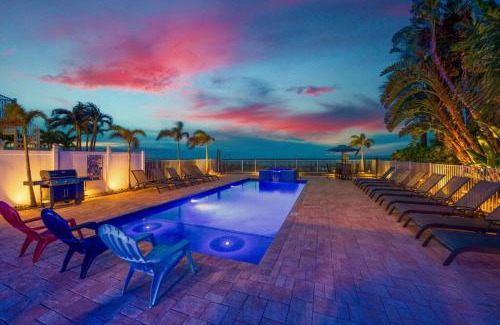 Indian Shores Casa | Four Shores Unit 1 Beach Condo Direct Gulf with Pool & Spa