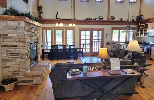 Mazama Casa | Four Sisters Lodge 3 Bedroom Option-Dog Friendly, Walk to Ski Trail!