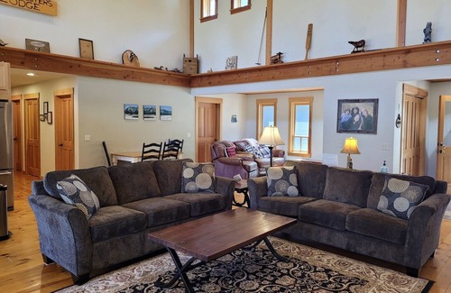 Mazama Casa | Four Sisters Lodge 3 Bedroom Option-Dog Friendly, Walk to Ski Trail!