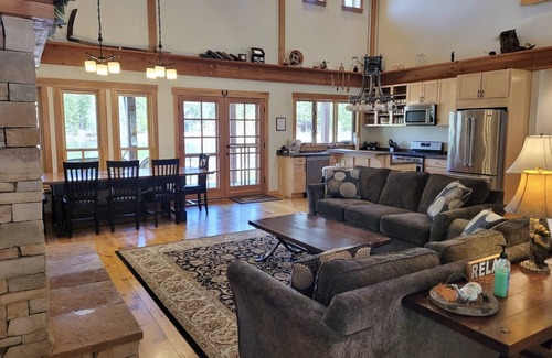 Mazama Casa | Four Sisters Lodge 3 Bedroom Option-Dog Friendly, Walk to Ski Trail!