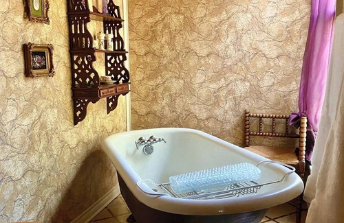 Bonham Casa | Four Winds Victorian Venue & Suites