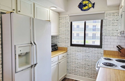 North Litchfield Beach Condominio | Fourth Floor Condo Across from Beach Access, Balcony, Pool, Grill Area, Elevator