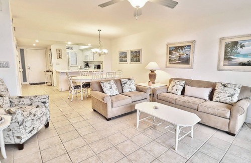 North Litchfield Beach Condominio | Fourth Floor Condo Across from Beach Access, Balcony, Pool, Grill Area, Elevator