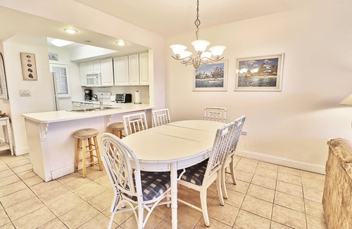 North Litchfield Beach Condominio | Fourth Floor Condo Across from Beach Access, Balcony, Pool, Grill Area, Elevator