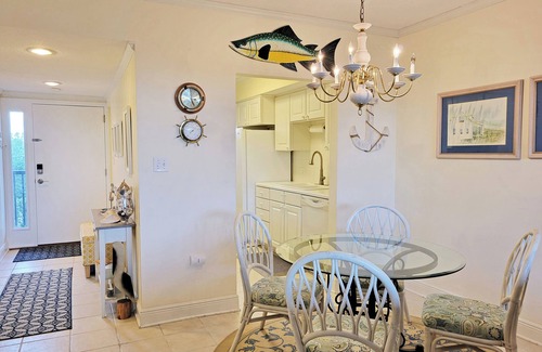 North Litchfield Beach Condominio | Fourth Floor Condo Across from Beach Access, Balcony, Pool, Grill Area, Elevator