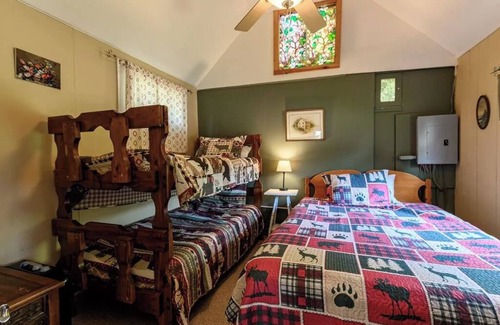 Eagle Bay Cabina | Fourth Lake Getaway Lodges ~ Daybreak Lodge